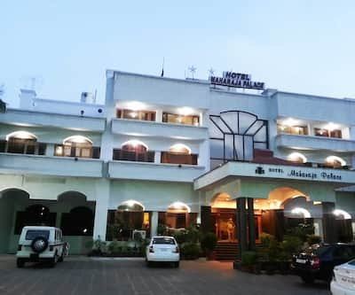 https://imgcld.yatra.com/ytimages/image/upload/t_hotel_yatra_city_desktop/v1431665090/Domestic Hotels/Hotels_Hoshiarpur/Hotel Maharaja Palace/FRONT.jpg